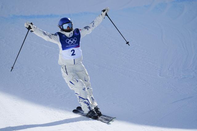 (260222) -- LIVIGNO, Feb. 22, 2026 (Xinhua) -- Gu Ailing of China reacts after run 2 of the freestyle skiing women's freeski halfpipe final at the Milan-Cortina 2026 Olympic Winter Games in Livigno, Italy, Feb. 22, 2026. (Xinhua/Hu Chao)