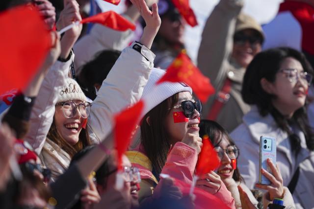 (260222) -- LIVIGNO, Feb. 22, 2026 (Xinhua) -- Spectators cheer during run 2 of the freestyle skiing women's freeski halfpipe final at the Milan-Cortina 2026 Olympic Winter Games in Livigno, Italy, Feb. 22, 2026. (Xinhua/Hu Chao)