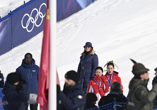(260222) -- LIVIGNO, Feb. 22, 2026 (Xinhua) -- Gold medalist Gu Ailing (Red R) of China and silver medalist Li Fanghui (Red L) sing the national anthem during the awarding ceremony for freestyle skiing women's freeski halfpipe at the Milan-Cortina 2026 Olympic Winter Games in Livigno, Italy, Feb. 22, 2026. (Xinhua/Xia Yifang)