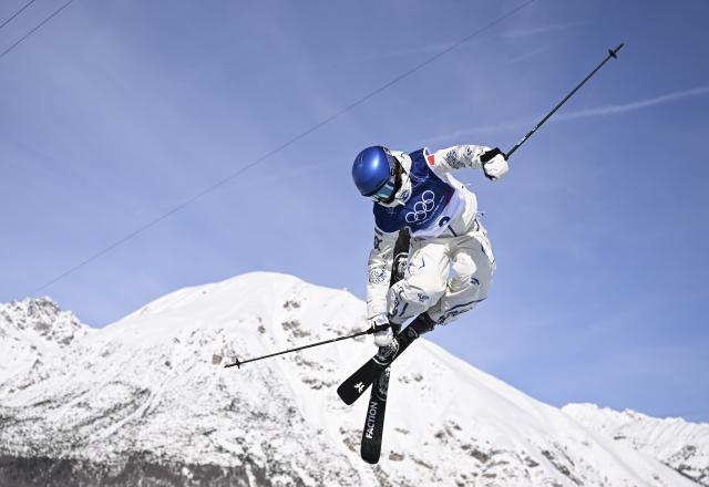 (260222) -- LIVIGNO, Feb. 22, 2026 (Xinhua) -- Gu Ailing of China competes during run 3 of the freestyle skiing women's freeski halfpipe final at the Milan-Cortina 2026 Olympic Winter Games in Livigno, Italy, Feb. 22, 2026. (Xinhua/Wu Huiwo)