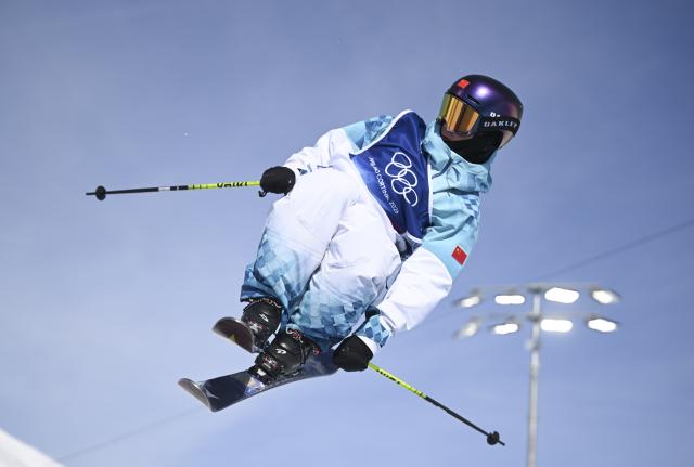 (260222) -- LIVIGNO, Feb. 22, 2026 (Xinhua) -- Li Fanghui of China competes during run 3 of the freestyle skiing women's freeski halfpipe final at the Milan-Cortina 2026 Olympic Winter Games in Livigno, Italy, Feb. 22, 2026. (Xinhua/Xia Yifang)