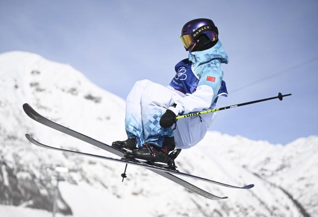 (260222) -- LIVIGNO, Feb. 22, 2026 (Xinhua) -- Li Fanghui of China competes during run 3 of the freestyle skiing women's freeski halfpipe final at the Milan-Cortina 2026 Olympic Winter Games in Livigno, Italy, Feb. 22, 2026. (Xinhua/Xia Yifang)