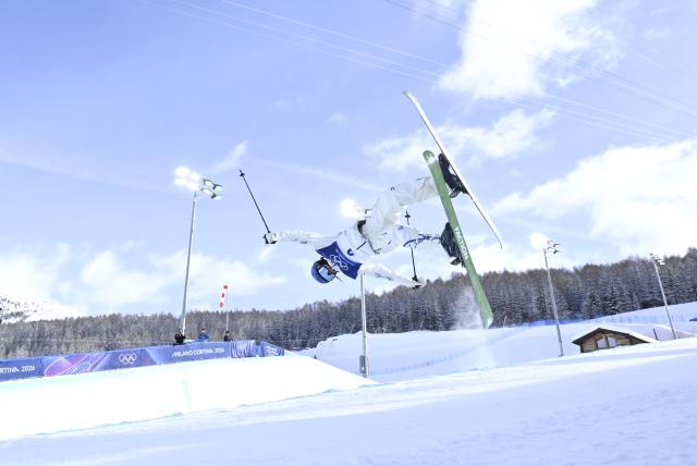 (260222) -- LIVIGNO, Feb. 22, 2026 (Xinhua) -- Gu Ailing of China warms up before the freestyle skiing women's freeski halfpipe final at the Milan-Cortina 2026 Olympic Winter Games in Livigno, Italy, Feb. 22, 2026. (Xinhua/Xia Yifang)