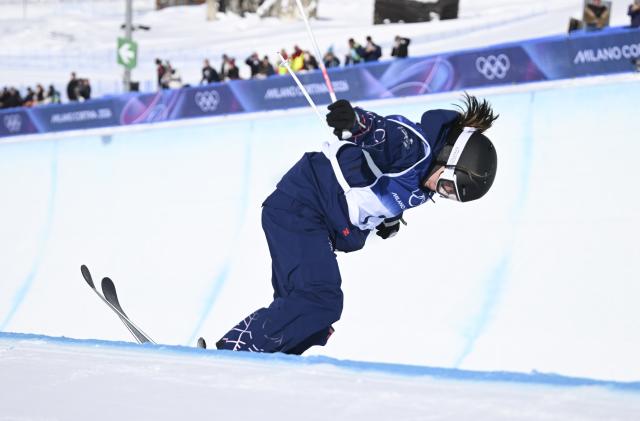 (260222) -- LIVIGNO, Feb. 22, 2026 (Xinhua) -- Zoe Atkin of Britain competes during run 3 of the freestyle skiing women's freeski halfpipe final at the Milan-Cortina 2026 Olympic Winter Games in Livigno, Italy, Feb. 22, 2026. (Xinhua/Xia Yifang)