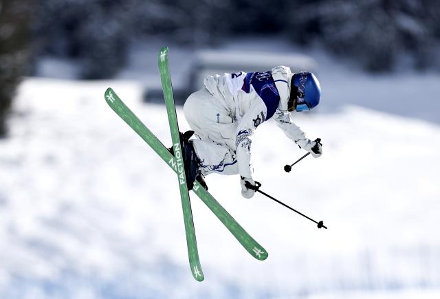 (260222) -- LIVIGNO, Feb. 22, 2026 (Xinhua) -- Gu Ailing of China competes during run 2 of the freestyle skiing women's freeski halfpipe final at the Milan-Cortina 2026 Olympic Winter Games in Livigno, Italy, Feb. 22, 2026. (Xinhua/Wang Peng)