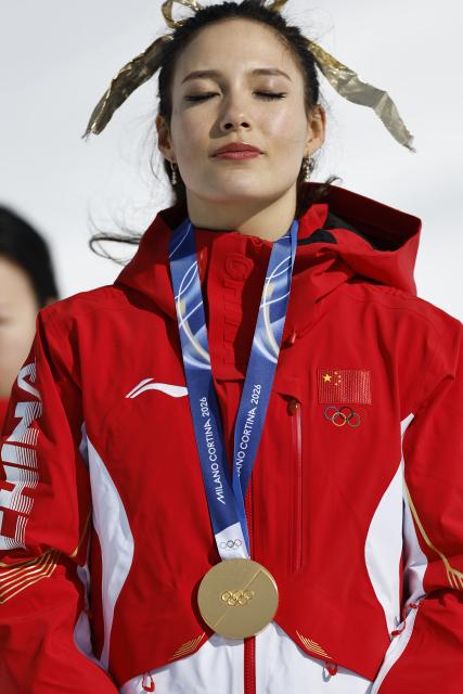 (260222) -- LIVIGNO, Feb. 22, 2026 (Xinhua) -- Gold medalist Gu Ailing of China reacts during the awarding ceremony for freestyle skiing women's freeski halfpipe at the Milan-Cortina 2026 Olympic Winter Games in Livigno, Italy, Feb. 22, 2026. (Xinhua/Wang Peng)