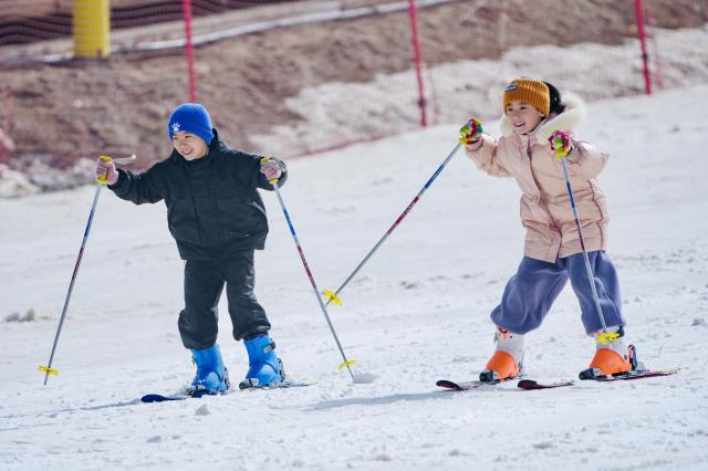 (260222) -- BEIJING, Feb. 22, 2026 (Xinhua) -- Children play at Yuehai ski resort in Yinchuan City, northwest China's Ningxia Hui Autonomous Region, Feb. 22, 2026. Many people went outdoors and embraced the joy of various ice and snow-themed activities during this Spring Festival holiday. (Xinhua/Yang Zhisen)