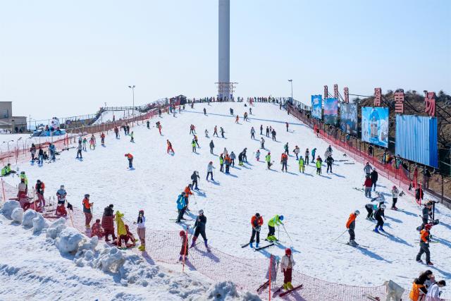 (260222) -- BEIJING, Feb. 22, 2026 (Xinhua) -- Tourists ski at Bailihuang Ski Resort in Yichang City, central China's Hubei Province, Feb. 21, 2026. Many people went outdoors and embraced the joy of various ice and snow-themed activities during this Spring Festival holiday. (Photo by Zhang Guorong/Xinhua)