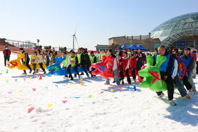 (260222) -- BEIJING, Feb. 22, 2026 (Xinhua) -- Tourists have fun at Bailihuang Ski Resort in Yichang City, central China's Hubei Province, Feb. 21, 2026. Many people went outdoors and embraced the joy of various ice and snow-themed activities during this Spring Festival holiday. (Photo by Zhang Guorong/Xinhua)