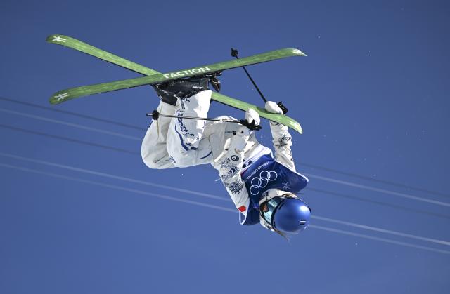 (260222) -- LIVIGNO, Feb. 22, 2026 (Xinhua) -- Gu Ailing of China competes during run 1 of the freestyle skiing women's freeski halfpipe final at the Milan-Cortina 2026 Olympic Winter Games in Livigno, Italy, Feb. 22, 2026. (Xinhua/Xia Yifang)