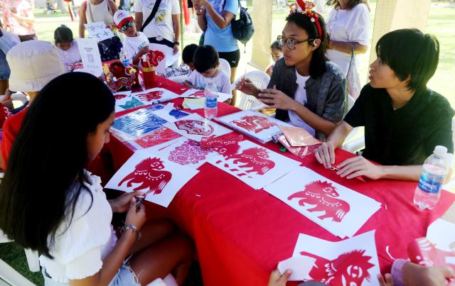 (260222) -- LIMA, Feb. 22, 2026 (Xinhua) -- Children learn to make paper-cutting in Lima, Peru, Feb. 21, 2026. Various activities were held by the Confucius Institute at Ricardo Palma University in Lima to celebrate the Chinese New Year on Saturday. (Photo by Mariana Bazo/Xinhua)
