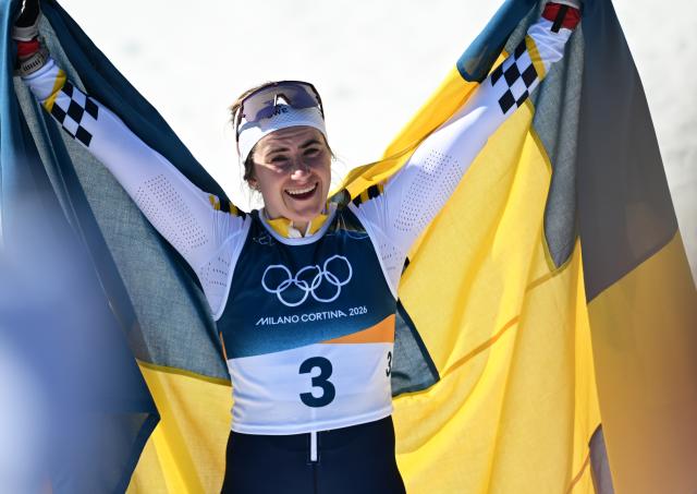 (260222) -- TESERO, Feb. 22, 2026 (Xinhua) -- Ebba Andersson of Sweden cheers after finish the cross-country skiing women's 50km mass start classic match at the Milan-Cortina 2026 Olympic Winter Games in Tesero, Italy, Feb. 22, 2026. (Xinhua/He Canling)