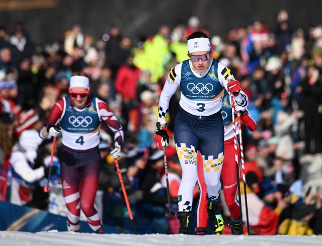 (260222) -- TESERO, Feb. 22, 2026 (Xinhua) -- Ebba Andersson (R) of Sweden competes during the cross-country skiing women's 50km mass start classic match at the Milan-Cortina 2026 Olympic Winter Games in Tesero, Italy, Feb. 22, 2026. (Xinhua/He Canling)