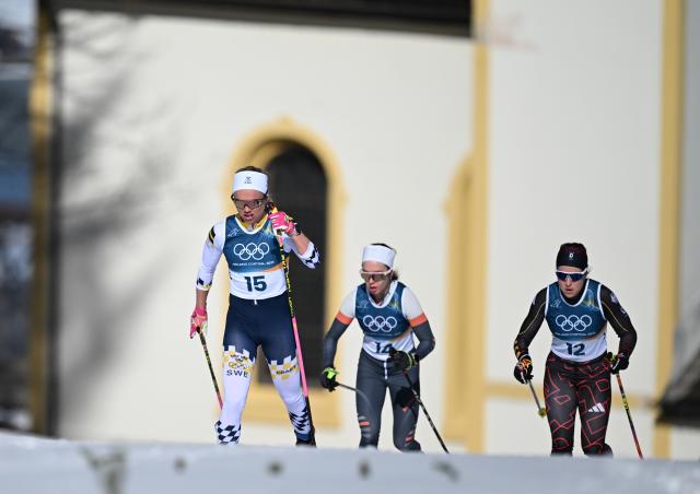 (260222) -- TESERO, Feb. 22, 2026 (Xinhua) -- Emma Ribom (L) of Sweden competes during the cross-country skiing women's 50km mass start classic match at the Milan-Cortina 2026 Olympic Winter Games in Tesero, Italy, Feb. 22, 2026. (Xinhua/He Canling)