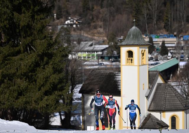 (260222) -- TESERO, Feb. 22, 2026 (Xinhua) -- Athletes compete during the cross-country skiing women's 50km mass start classic match at the Milan-Cortina 2026 Olympic Winter Games in Tesero, Italy, Feb. 22, 2026. (Xinhua/He Canling)