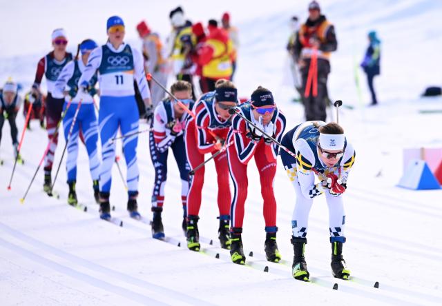 (260222) -- TESERO, Feb. 22, 2026 (Xinhua) -- Athletes start during the cross-country skiing women's 50km mass start classic match at the Milan-Cortina 2026 Olympic Winter Games in Tesero, Italy, Feb. 22, 2026. (Xinhua/He Canling)