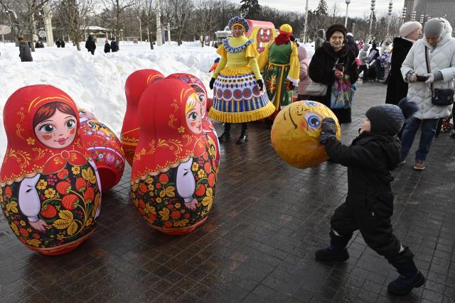 (260222) -- MOSCOW, Feb. 22, 2026 (Xinhua) -- People play games during Maslenitsa celebrations in Moscow, Russia, on Feb. 22, 2026. Maslenitsa is a traditional holiday to celebrate the beginning of spring. (Photo by Alexander Zemlianichenko Jr/Xinhua)