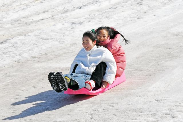 (260222) -- BEIJING, Feb. 22, 2026 (Xinhua) -- Children play at an ice and snow park in Yantai, east China's Shandong Province, Feb. 22, 2026. Many people went outdoors and embraced the joy of various ice and snow-themed activities during this Spring Festival holiday. (Photo by Sun Wentan/Xinhua)
