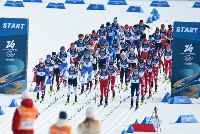 (260222) -- TESERO, Feb. 22, 2026 (Xinhua) -- Athletes start during the cross-country skiing women's 50km mass start classic match at the Milan-Cortina 2026 Olympic Winter Games in Tesero, Italy, Feb. 22, 2026. (Xinhua/He Canling)