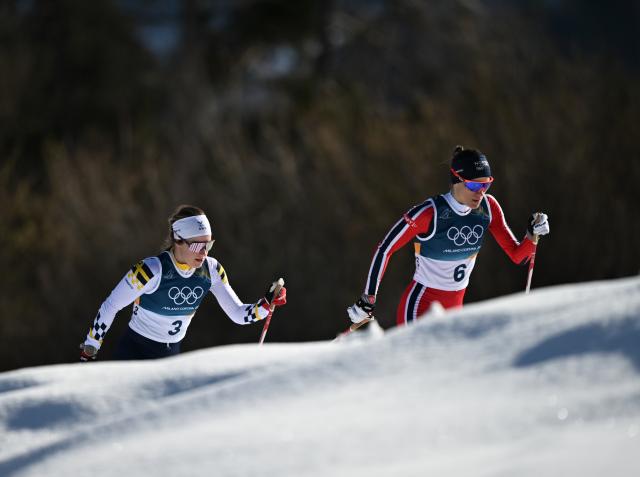 (260222) -- TESERO, Feb. 22, 2026 (Xinhua) -- Heidi Weng (R) of Norway and Ebba Andersson of Sweden compete during the cross-country skiing women's 50km mass start classic match at the Milan-Cortina 2026 Olympic Winter Games in Tesero, Italy, Feb. 22, 2026. (Xinhua/He Canling)