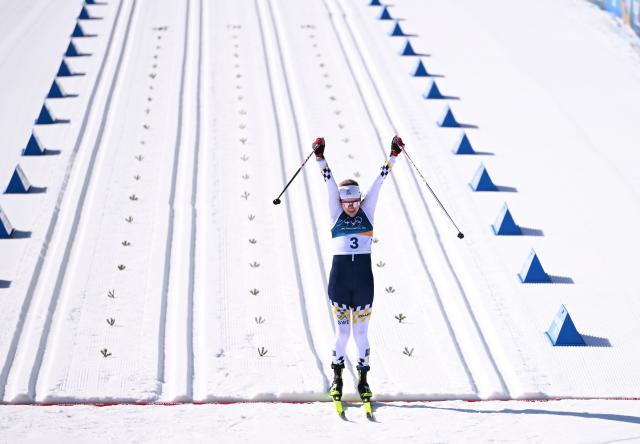 (260222) -- TESERO, Feb. 22, 2026 (Xinhua) -- Ebba Andersson of Sweden cheers after crossing the finish line during the cross-country skiing women's 50km mass start classic match at the Milan-Cortina 2026 Olympic Winter Games in Tesero, Italy, Feb. 22, 2026. (Xinhua/He Canling)