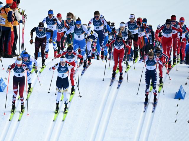 (260222) -- TESERO, Feb. 22, 2026 (Xinhua) -- Athletes start during the cross-country skiing women's 50km mass start classic match at the Milan-Cortina 2026 Olympic Winter Games in Tesero, Italy, Feb. 22, 2026. (Xinhua/He Canling)