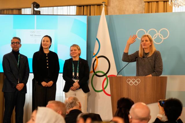 (260222) -- MILAN, Feb. 22, 2026 (Xinhua) -- IOC President Kirsty Coventry (R) gestures during an IOC session at the Milan-Cortina 2026 Olympic Winter Games in Milan, Italy, Feb. 22, 2026. (Luca Bruno/Pool via Xinhua)