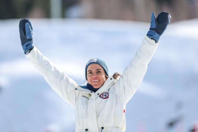 (260222) -- TESERO, Feb. 22, 2026 (Xinhua) -- Silver medalist Heidi Weng of Norway waves on the podium after the cross-country skiing women's 50km mass start classic match at the Milan-Cortina 2026 Olympic Winter Games in Tesero, Italy, Feb. 22, 2026. (Xinhua/Huang Wei)