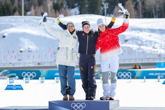 (260222) -- TESERO, Feb. 22, 2026 (Xinhua) -- Gold medalist Ebba Andersson (C) of Sweden, silver medalist Heidi Weng (L) of Norway and bronze medalist Nadja Kaelin of Switzerland pose on the podium after the cross-country skiing women's 50km mass start classic match at the Milan-Cortina 2026 Olympic Winter Games in Tesero, Italy, Feb. 22, 2026. (Xinhua/Huang Wei)