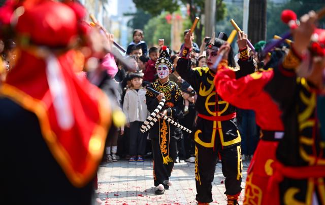 (260222) -- PUNING, Feb. 22, 2026 (Xinhua) -- Artists perform Yingge dance in Puning, south China's Guangdong Province, Feb. 22, 2026. The Yingge dance, or "dance to the hero's song," is a folk dance of south China's Guangdong Province which has enjoyed growing popularity nationwide in recent years. As many shops in Puning chose to open their doors to start the new year's business on Sunday, the sixth day of the Chinese New Year, Yingge dance teams staged wonderful performances across the city to convey their best wishes for a prosperous start of the new year. (Xinhua/Chen Yehua)