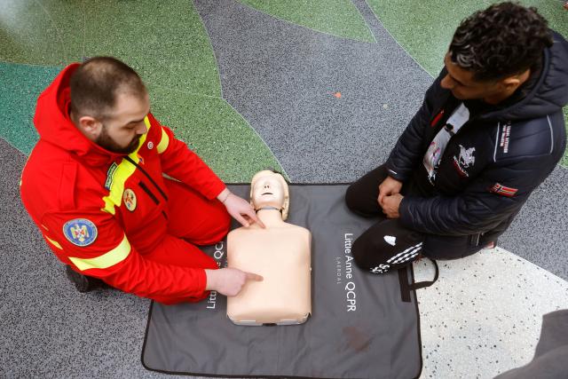 (260222) -- BUCHAREST, Feb. 22, 2026 (Xinhua) -- A paramedic (L) explains resuscitation maneuvers on a medical mannequin during the 5th edition of Resuscitation Marathon at a mall in Bucharest, Romania, Feb. 21, 2026. (Photo by Cristian Cristel/Xinhua)