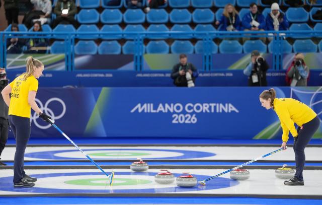 (260222) -- CORTINA D'AMPEZZO, Feb. 22, 2026 (Xinhua) -- Anna Hasselborg (R) of Sweden and her teammate Sara McManus competes during the curling women's gold medal game between Switzerland and Sweden at the 2026 Milan-Cortina Winter Olympics in Cortina, Italy, Feb. 22, 2026. (Xinhua/Li Gang)
