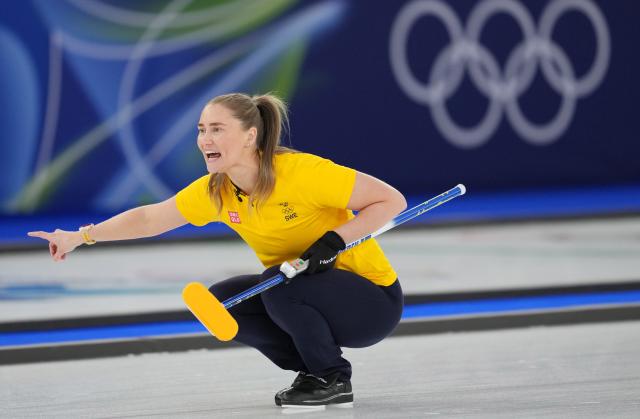 (260222) -- CORTINA D'AMPEZZO, Feb. 22, 2026 (Xinhua) -- Sara McManus of Sweden competes during the curling women's gold medal game between Switzerland and Sweden at the 2026 Milan-Cortina Winter Olympics in Cortina, Italy, Feb. 22, 2026. (Xinhua/Li Gang)