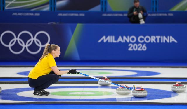 (260222) -- CORTINA D'AMPEZZO, Feb. 22, 2026 (Xinhua) -- Sara McManus of Sweden competes during the curling women's gold medal game between Switzerland and Sweden at the 2026 Milan-Cortina Winter Olympics in Cortina, Italy, Feb. 22, 2026. (Xinhua/Li Gang)
