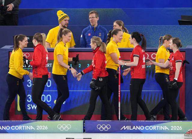 (260222) -- CORTINA D'AMPEZZO, Feb. 22, 2026 (Xinhua) -- Players from both teams shake hands before the curling women's gold medal game between Switzerland and Sweden at the 2026 Milan-Cortina Winter Olympics in Cortina, Italy, Feb. 22, 2026. (Xinhua/Li Gang)
