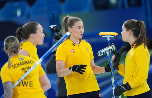 (260222) -- CORTINA D'AMPEZZO, Feb. 22, 2026 (Xinhua) -- Players of Sweden communicate during the curling women's gold medal game between Switzerland and Sweden at the 2026 Milan-Cortina Winter Olympics in Cortina, Italy, Feb. 22, 2026. (Xinhua/Li Gang)