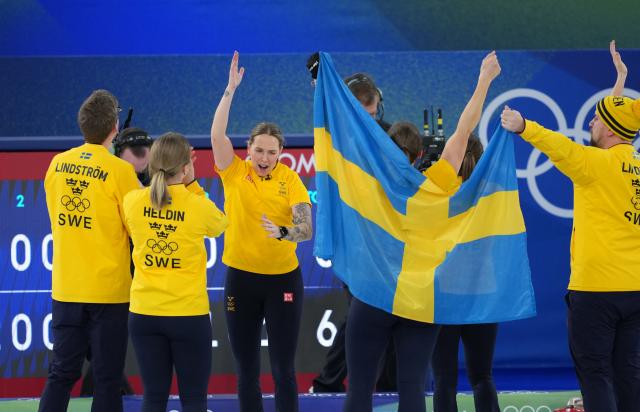 (260222) -- CORTINA D'AMPEZZO, Feb. 22, 2026 (Xinhua) -- Team Sweden celebrate winning after the curling women's gold medal game between Switzerland and Sweden at the 2026 Milan-Cortina Winter Olympics in Cortina, Italy, Feb. 22, 2026. (Xinhua/Li Gang)