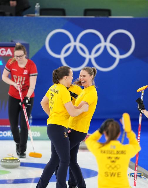 (260222) -- CORTINA D'AMPEZZO, Feb. 22, 2026 (Xinhua) -- Team Sweden celebrate winning after the curling women's gold medal game between Switzerland and Sweden at the 2026 Milan-Cortina Winter Olympics in Cortina, Italy, Feb. 22, 2026. (Xinhua/Li Gang)