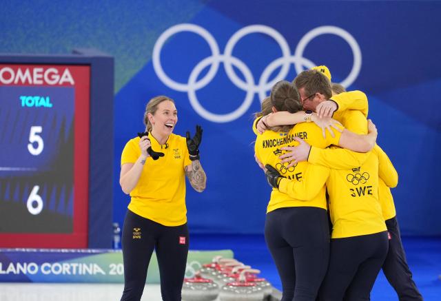 (260222) -- CORTINA D'AMPEZZO, Feb. 22, 2026 (Xinhua) -- Team Sweden celebrate winning after the curling women's gold medal game between Switzerland and Sweden at the 2026 Milan-Cortina Winter Olympics in Cortina, Italy, Feb. 22, 2026. (Xinhua/Li Gang)