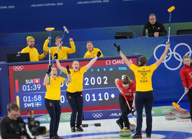 (260222) -- CORTINA D'AMPEZZO, Feb. 22, 2026 (Xinhua) -- Team Sweden celebrate winning after the curling women's gold medal game between Switzerland and Sweden at the 2026 Milan-Cortina Winter Olympics in Cortina, Italy, Feb. 22, 2026. (Xinhua/Li Gang)