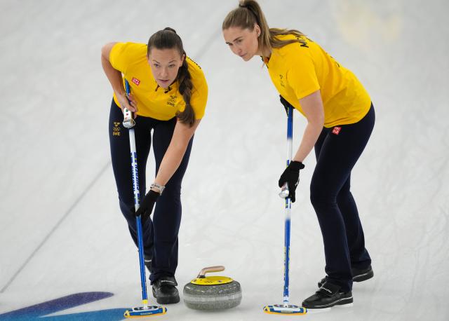 (260222) -- CORTINA D'AMPEZZO, Feb. 22, 2026 (Xinhua) -- Agnes Knochenhauer (L) of Sweden and her teammate Sara McManus compete during the curling women's gold medal game between Switzerland and Sweden at the 2026 Milan-Cortina Winter Olympics in Cortina, Italy, Feb. 22, 2026. (Xinhua/Li Gang)