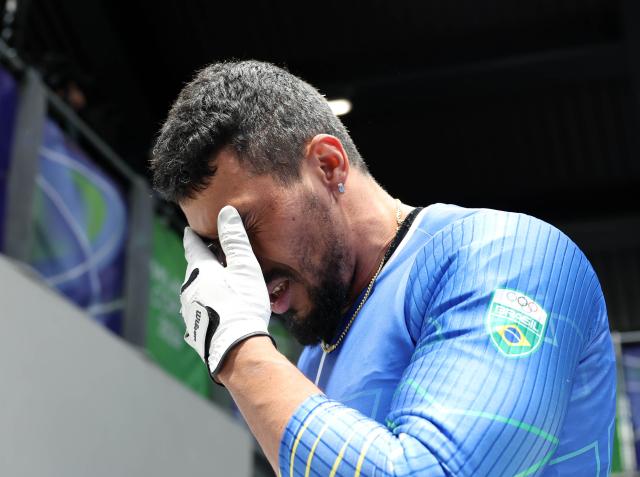 (260222) -- CORTINA D'AMPEZZO, Feb. 22, 2026 (Xinhua) -- Davidson Henrique de Souza of Brazil reacts after the Bobsleigh 4-man heat 4 at the 2026 Milan-Cortina Winter Olympics in Cortina D'Ampezzo, Italy, Feb. 22, 2026. (Xinhua/Ding Xu)
