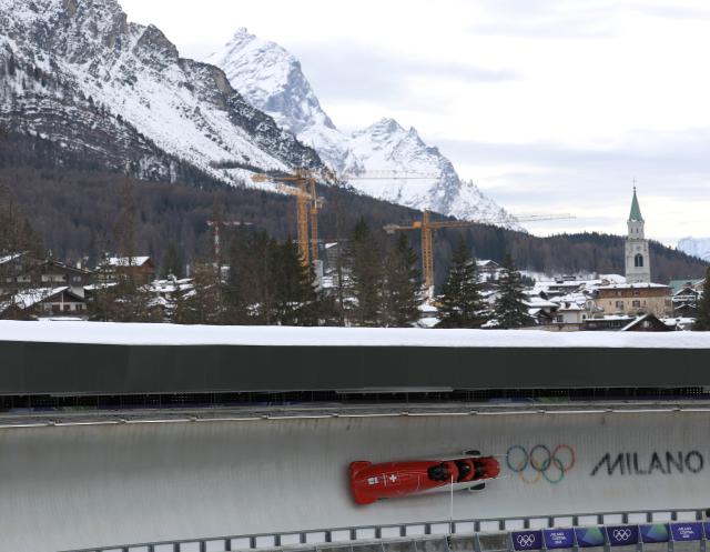 (260222) -- CORTINA D'AMPEZZO, Feb. 22, 2026 (Xinhua) -- Michael Vogt/Andreas Haas/Amadou David Ndiaye/Mario Aeberhard of Switzerland compete during the Bobsleigh 4-man heat 3 at the 2026 Milan-Cortina Winter Olympics in Cortina D'Ampezzo, Italy, Feb. 22, 2026. (Xinhua/Ding Xu)