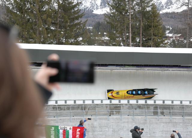 (260222) -- CORTINA D'AMPEZZO, Feb. 22, 2026 (Xinhua) -- Francesco Friedrich/Matthias Sommer/Alexander Schuller/Felix Straub of Germany compete during the Bobsleigh 4-man heat 3 at the 2026 Milan-Cortina Winter Olympics in Cortina D'Ampezzo, Italy, Feb. 22, 2026. (Xinhua/Ding Xu)