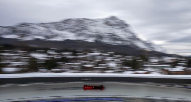 (260222) -- CORTINA D'AMPEZZO, Feb. 22, 2026 (Xinhua) -- Sun Kaizhi/Zhang Jin/Shi Yaolong/An Tai of China compete during the Bobsleigh 4-man heat 4 at the 2026 Milan-Cortina Winter Olympics in Cortina D'Ampezzo, Italy, Feb. 22, 2026. (Xinhua/Fei Maohua)