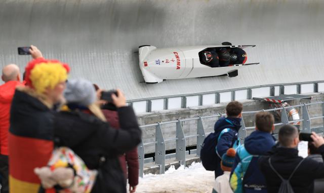 (260222) -- CORTINA D'AMPEZZO, Feb. 22, 2026 (Xinhua) -- Li Chunjian/Jiang Maoyuan/Ye Jielong/Ding Yunda of China compete during the Bobsleigh 4-man heat 3 at the 2026 Milan-Cortina Winter Olympics in Cortina D'Ampezzo, Italy, Feb. 22, 2026. (Xinhua/Ding Xu)