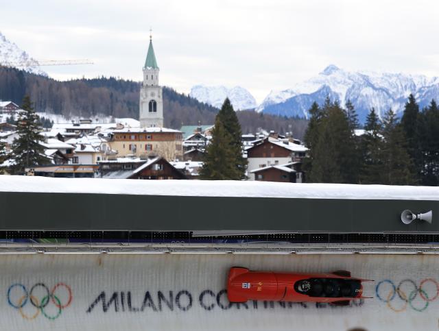 (260222) -- CORTINA D'AMPEZZO, Feb. 22, 2026 (Xinhua) -- Sun Kaizhi/Zhang Jin/Shi Yaolong/An Tai of China compete during the Bobsleigh 4-man heat 3 at the 2026 Milan-Cortina Winter Olympics in Cortina D'Ampezzo, Italy, Feb. 22, 2026. (Xinhua/Ding Xu)