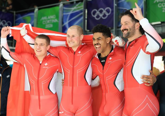 (260222) -- CORTINA D'AMPEZZO, Feb. 22, 2026 (Xinhua) -- Bronze medalists Mario Aeberhard/Andreas Haas/Amadou David Ndiaye/Michael Vogt of Switzerland (L to R) pose after the Bobsleigh 4-man heat 4 at the 2026 Milan-Cortina Winter Olympics in Cortina D'Ampezzo, Italy, Feb. 22, 2026. (Xinhua/Ding Xu)