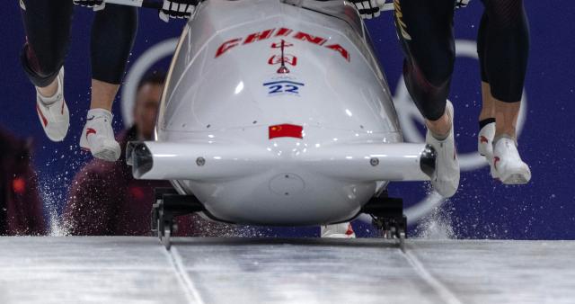 (260222) -- CORTINA D'AMPEZZO, Feb. 22, 2026 (Xinhua) -- Li Chunjian/Jiang Maoyuan/Ye Jielong/Ding Yunda of China compete during the Bobsleigh 4-man heat 3 at the 2026 Milan-Cortina Winter Olympics in Cortina D'Ampezzo, Italy, Feb. 22, 2026. (Xinhua/Fei Maohua)