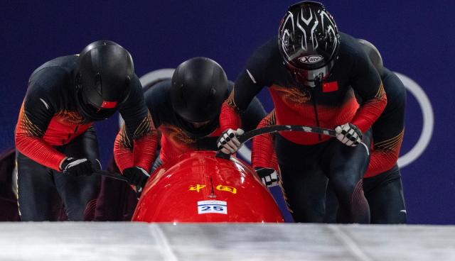 (260222) -- CORTINA D'AMPEZZO, Feb. 22, 2026 (Xinhua) -- Sun Kaizhi/Zhang Jin/Shi Yaolong/An Tai of China compete during the Bobsleigh 4-man heat 3 at the 2026 Milan-Cortina Winter Olympics in Cortina D'Ampezzo, Italy, Feb. 22, 2026. (Xinhua/Fei Maohua)